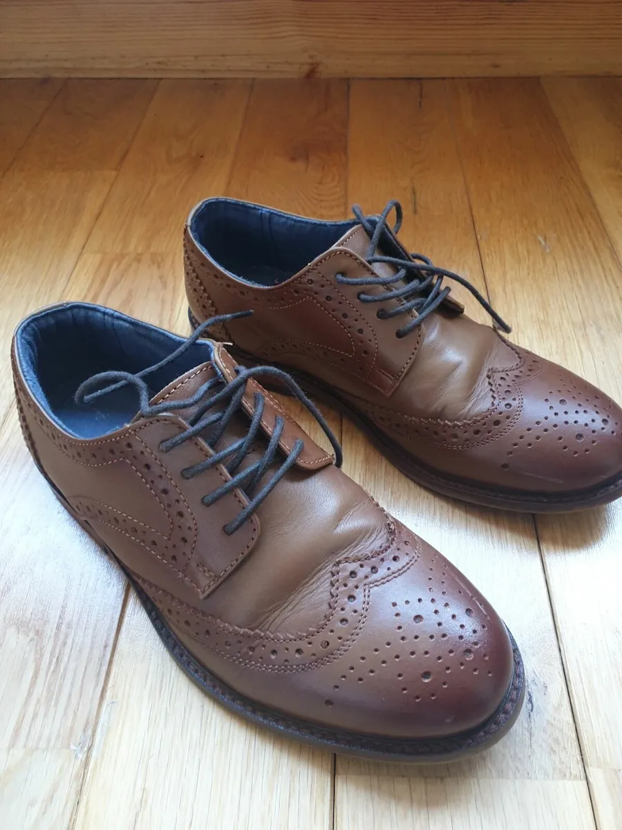 Boys brown shoes - Image 1