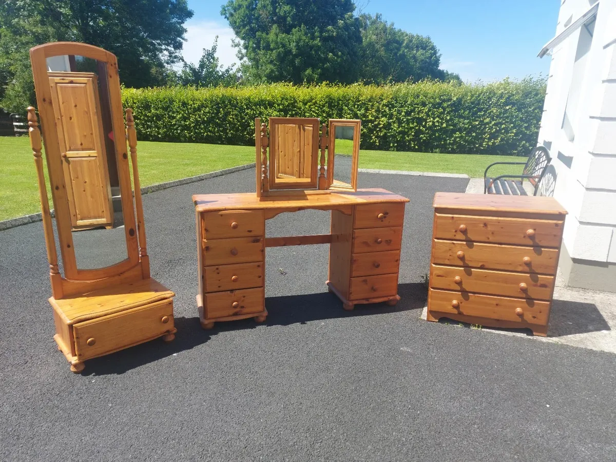 Bedroom furniture - Image 2