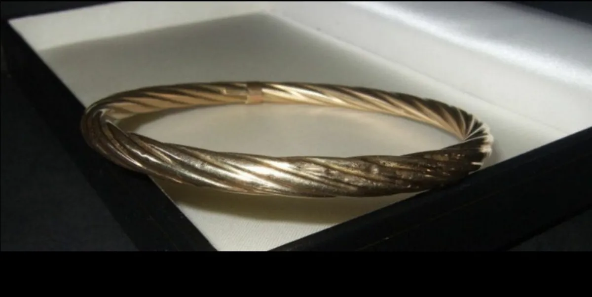 Vintage 9ct Gold Hallmarked Cable Bangle - Image 2