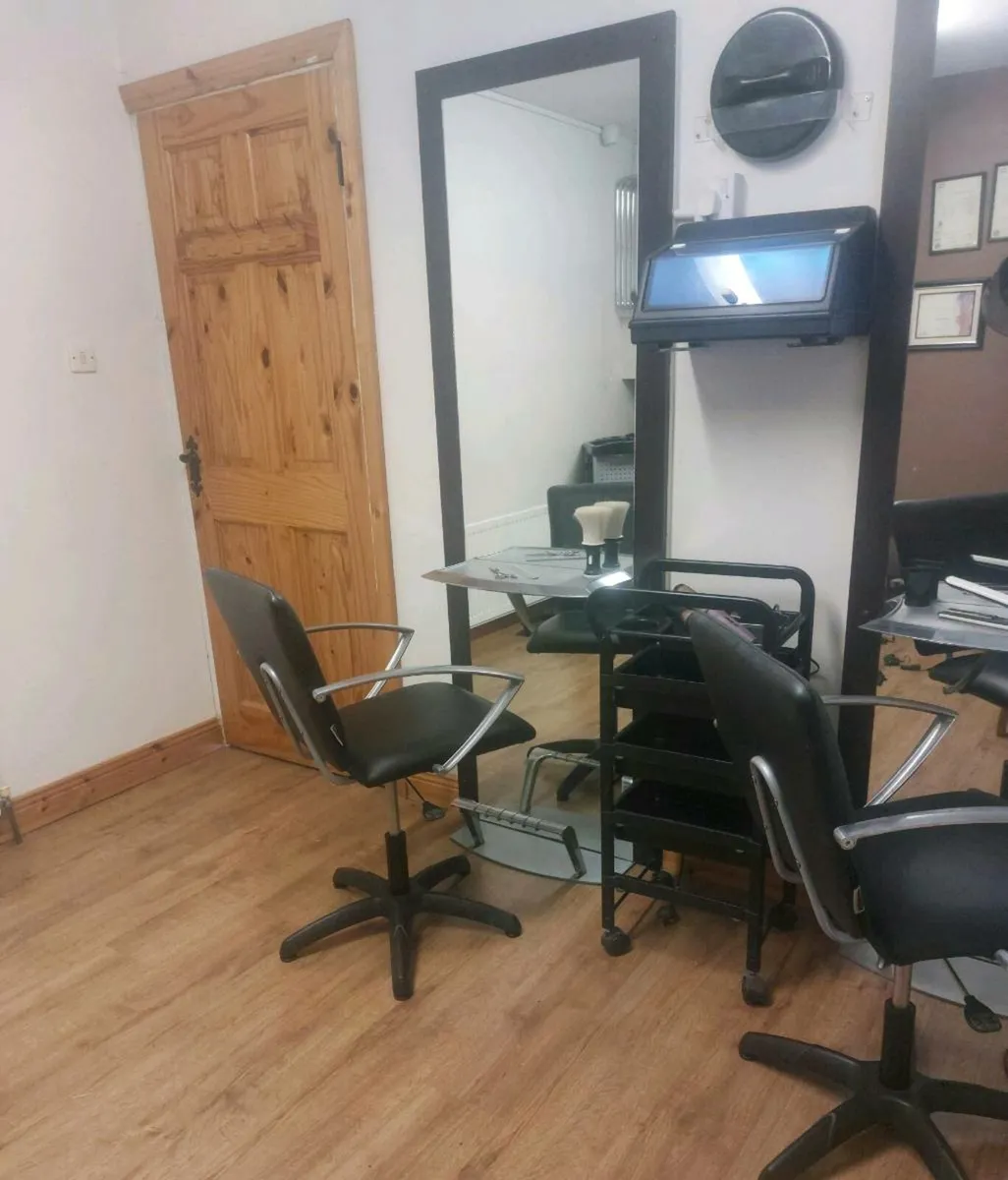 Salon contents - Image 2