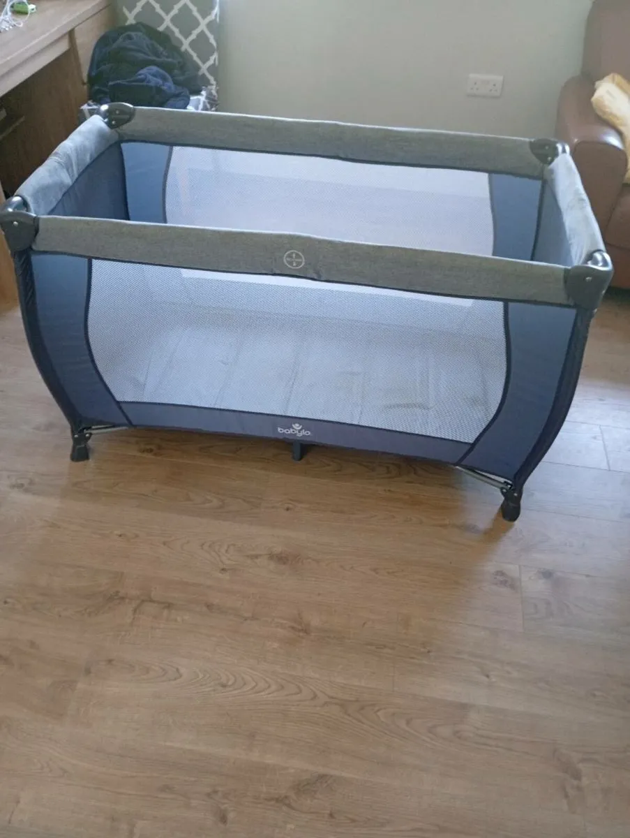Travel cot - Image 1