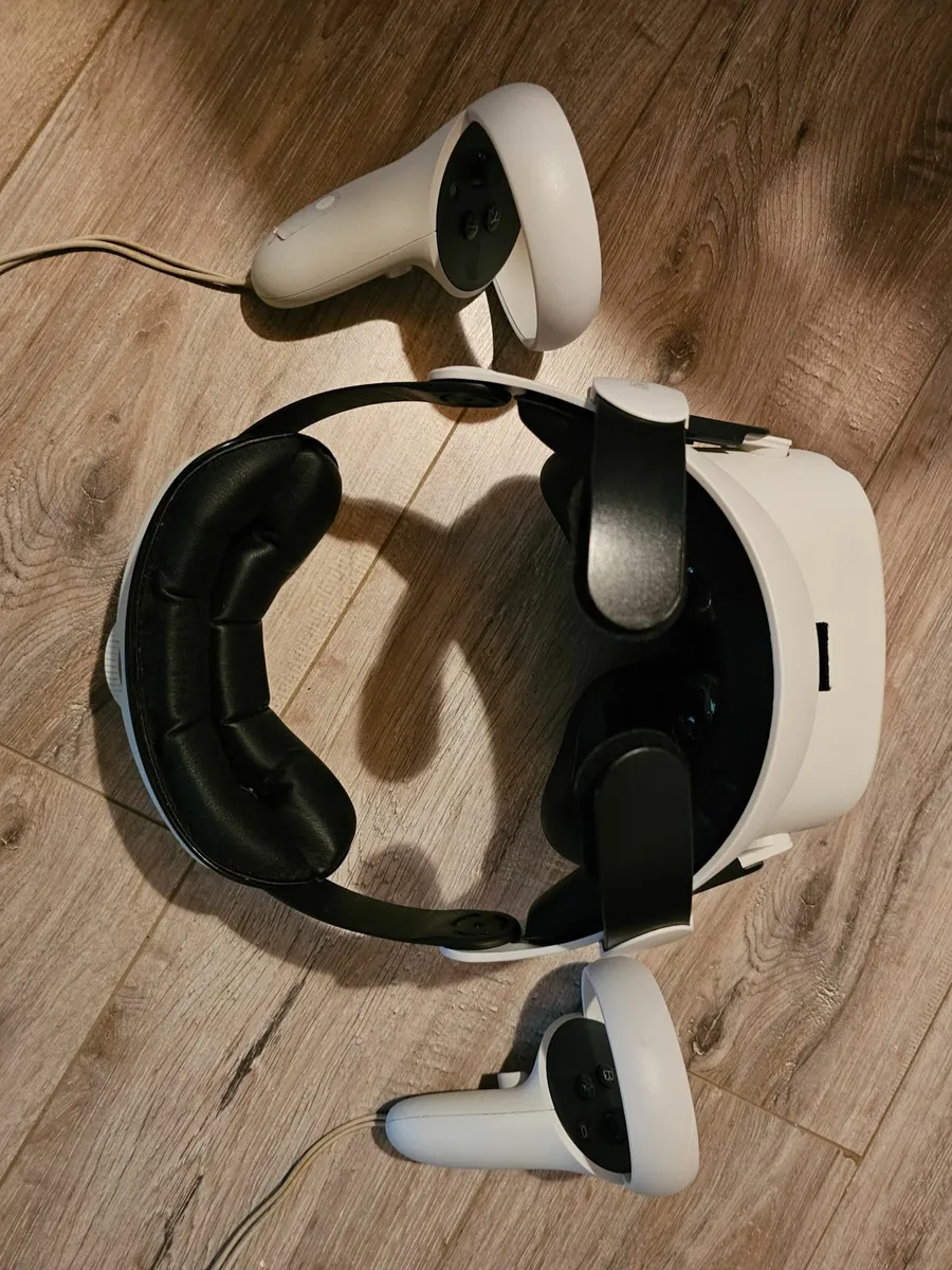 Meta Oculus Quest 2 VR Headset - Image 1
