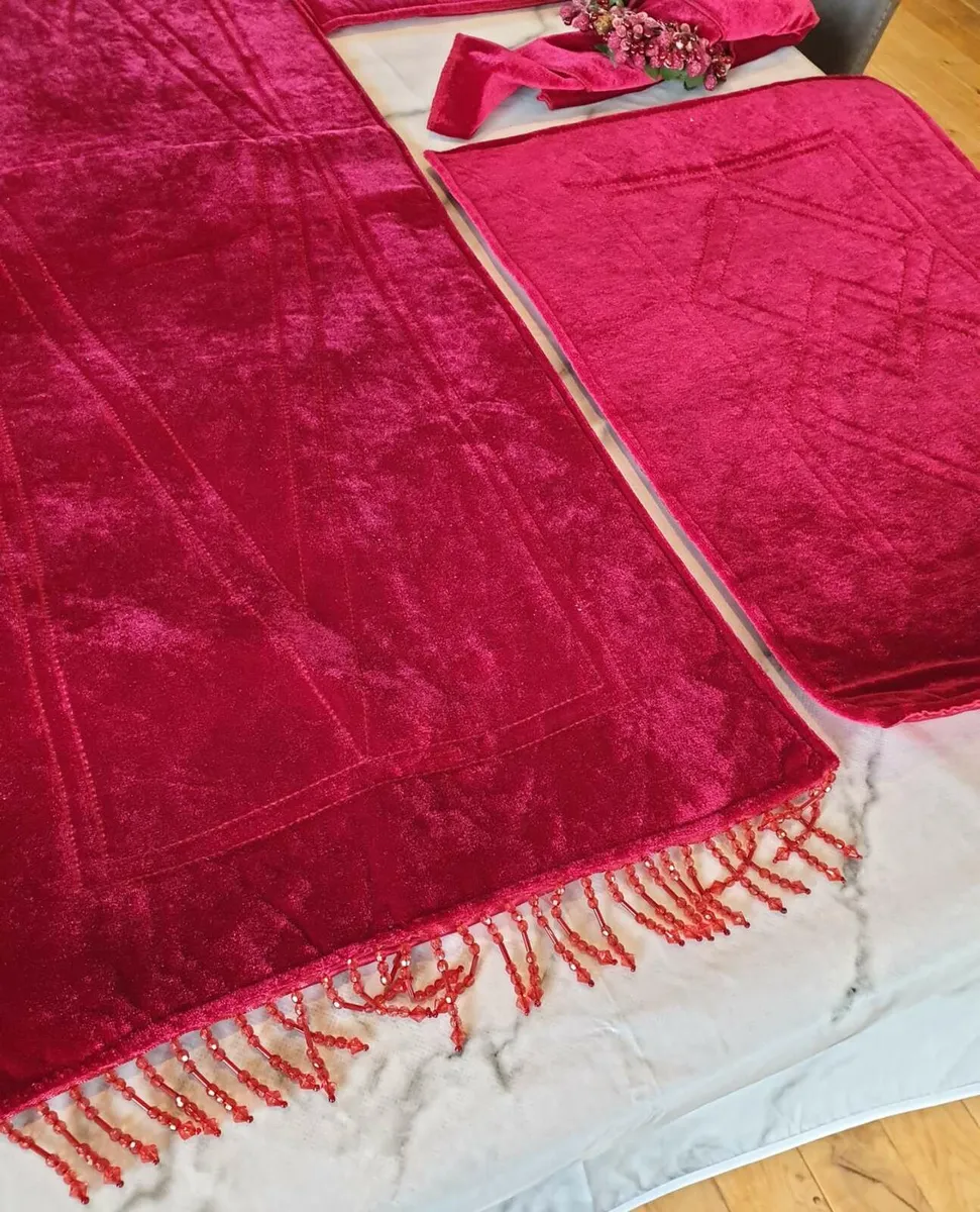 Velvet table cloth and table set - Image 1