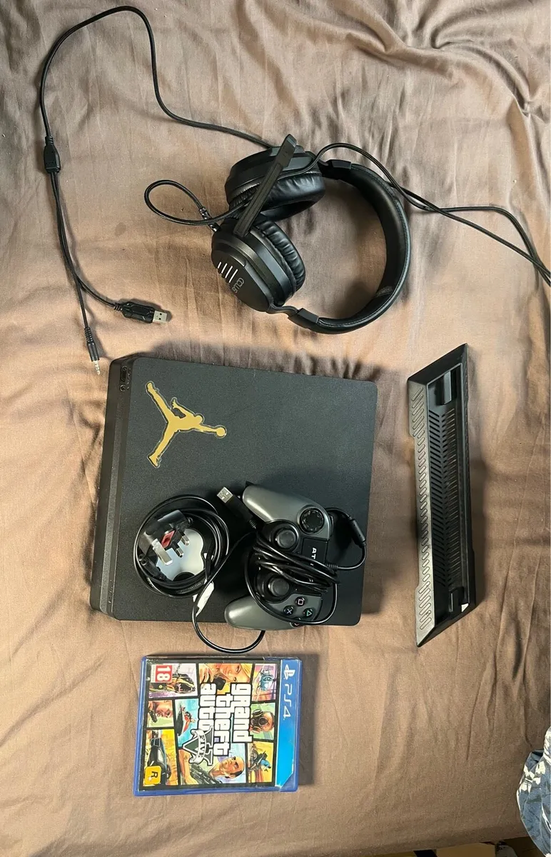 Ps4 with accessories - Image 3