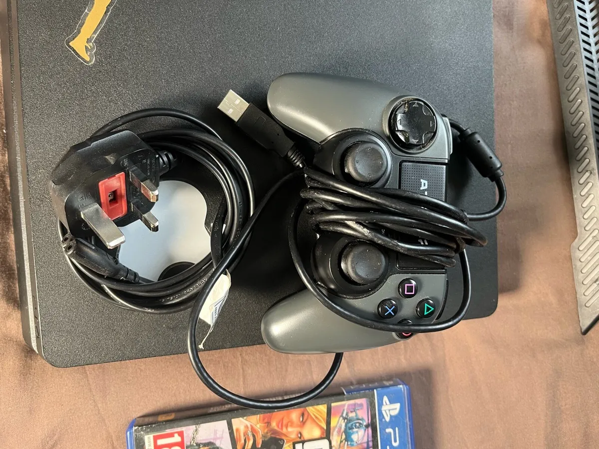 Ps4 with accessories - Image 4