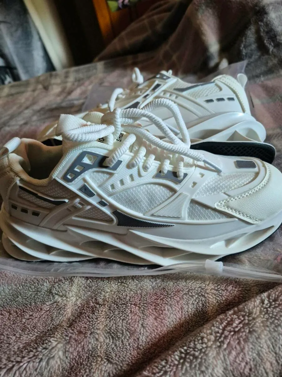 NEW TRAINERS - Image 3