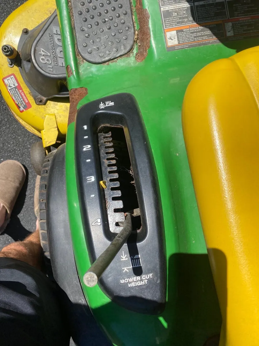 Ride on Lawnmower John Deere 48 inch cut - Image 2