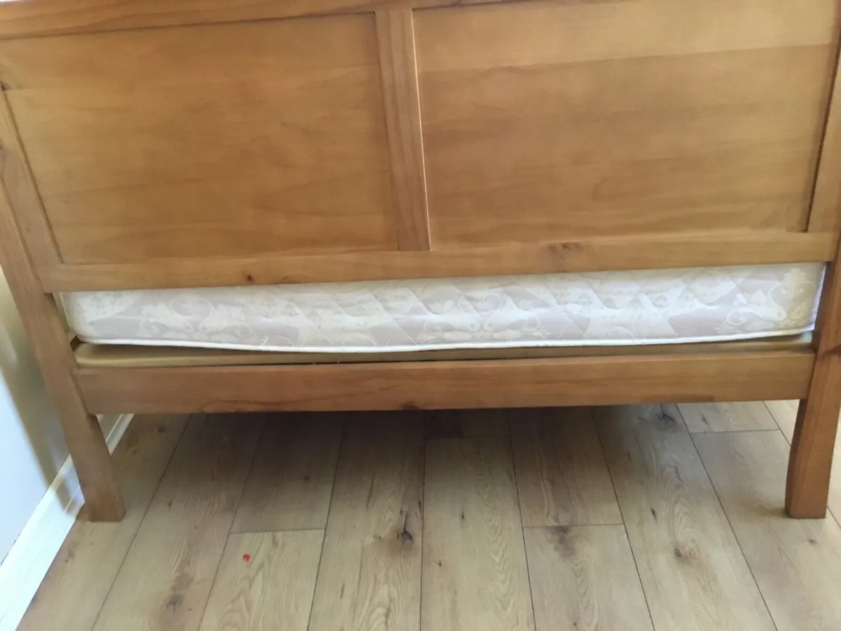 Double sized bed  (4 foot 6inches wide and 78.5 in - Image 3