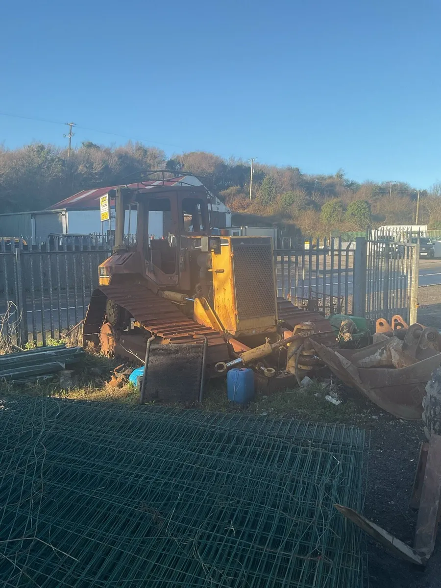 Dozer for breaking or parts - Image 1
