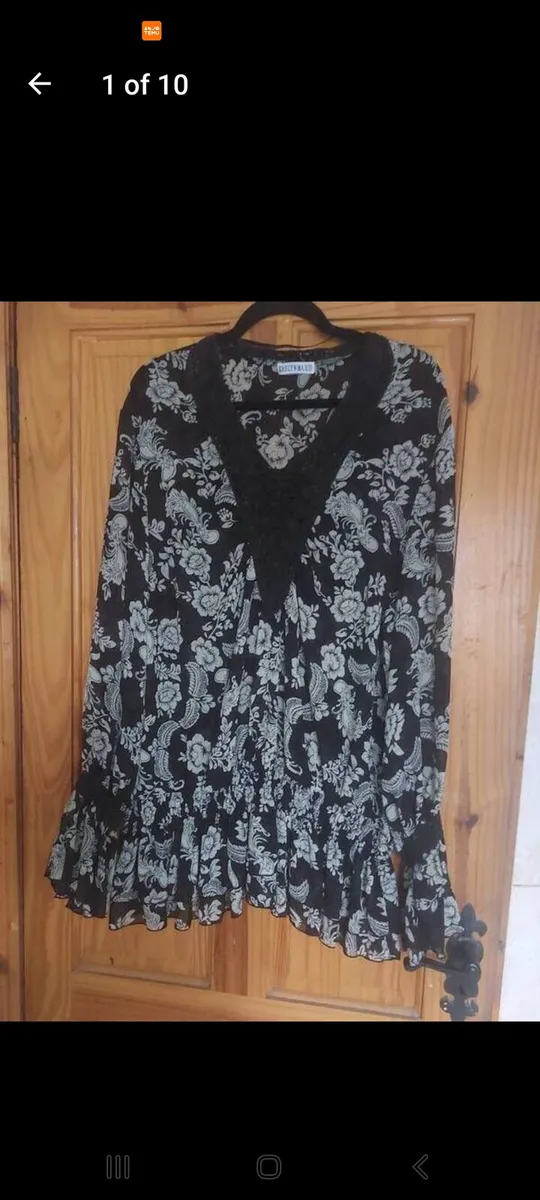 Black and white floral top (free post) - Image 1