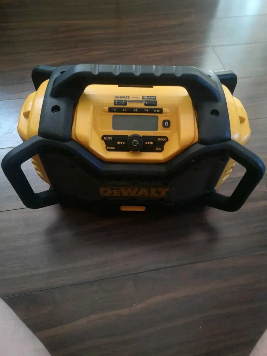 Dewalt dcr027 radio - Image 1