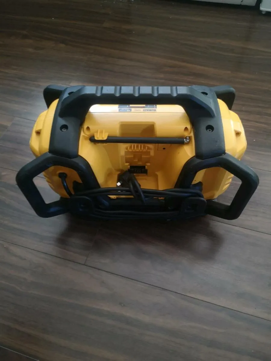 Dewalt dcr027 radio - Image 2