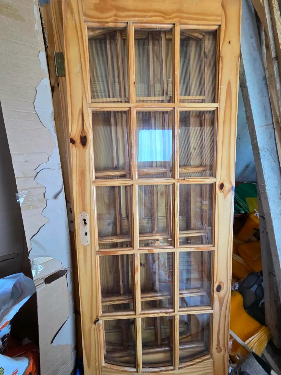 Doors with glass panels - Image 3
