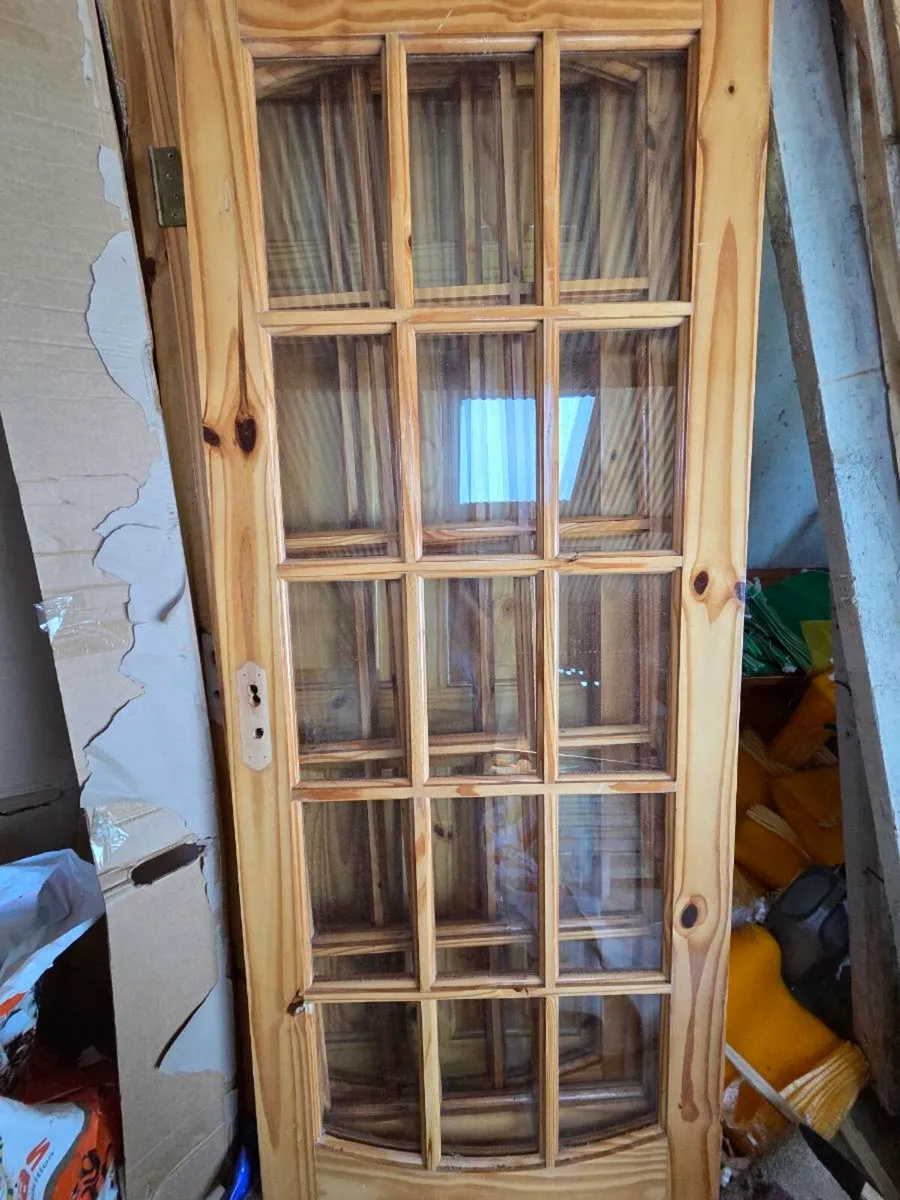 Doors with glass panels - Image 4