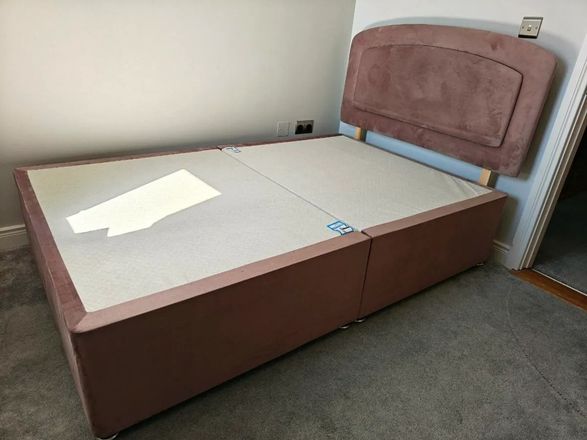 Small double divan bed incl headboard - Image 1