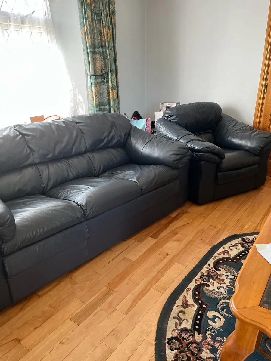 Couch and armchairs - Image 1