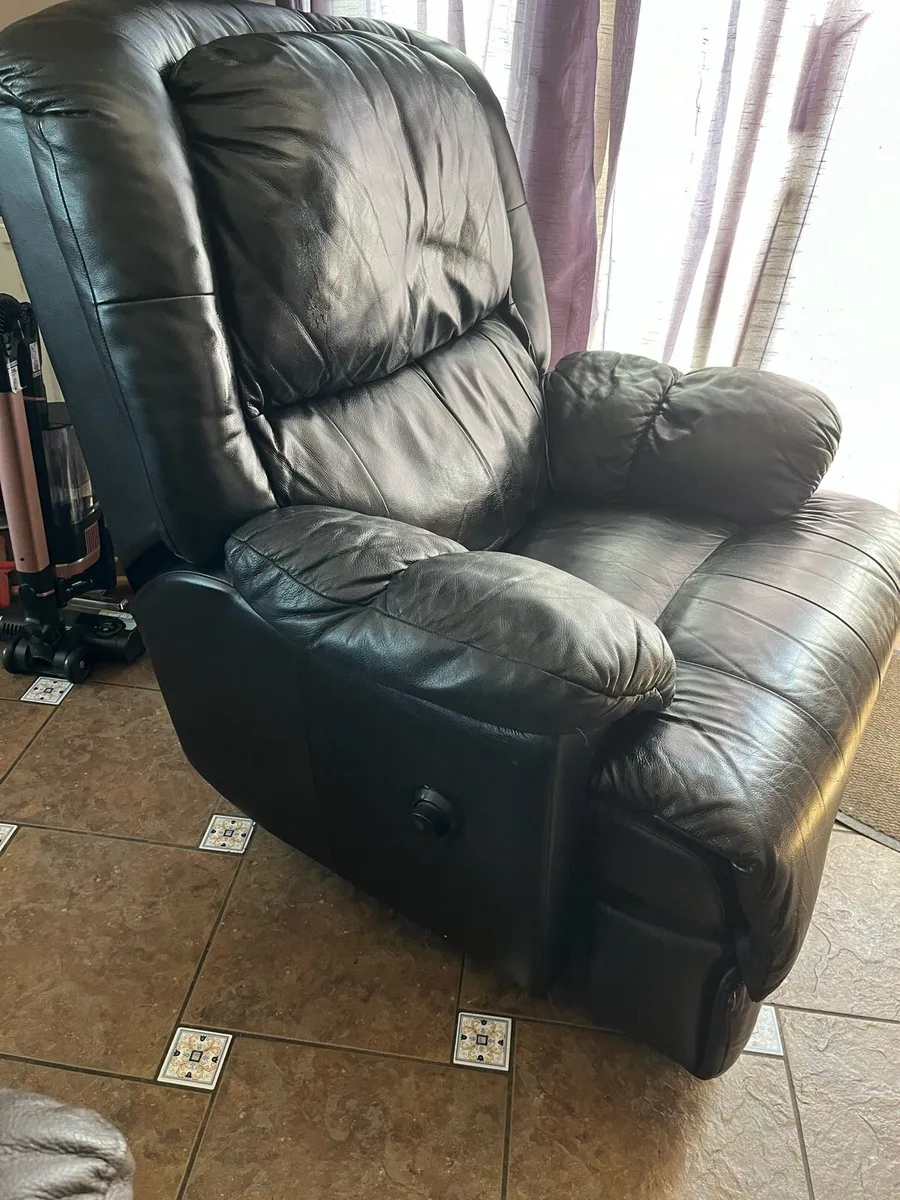 BLACK LEATHER RECLINER - Image 1