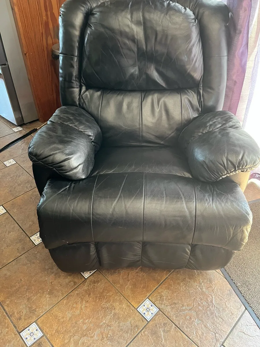 BLACK LEATHER RECLINER - Image 2