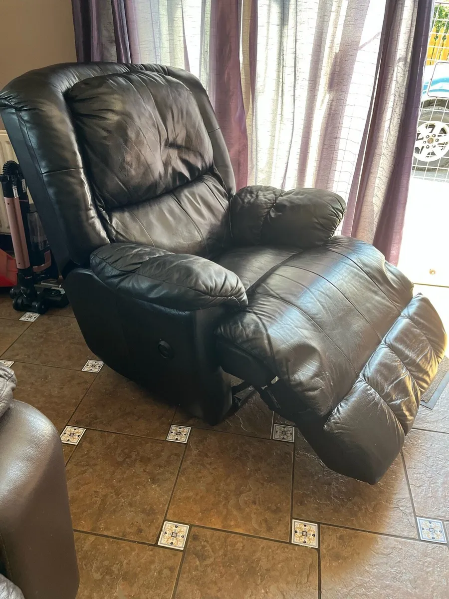 BLACK LEATHER RECLINER - Image 3