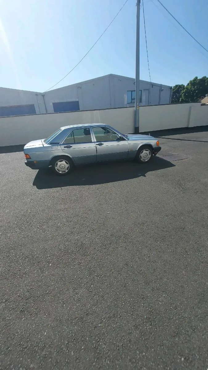 Mercedes 190 E petrol - Image 3