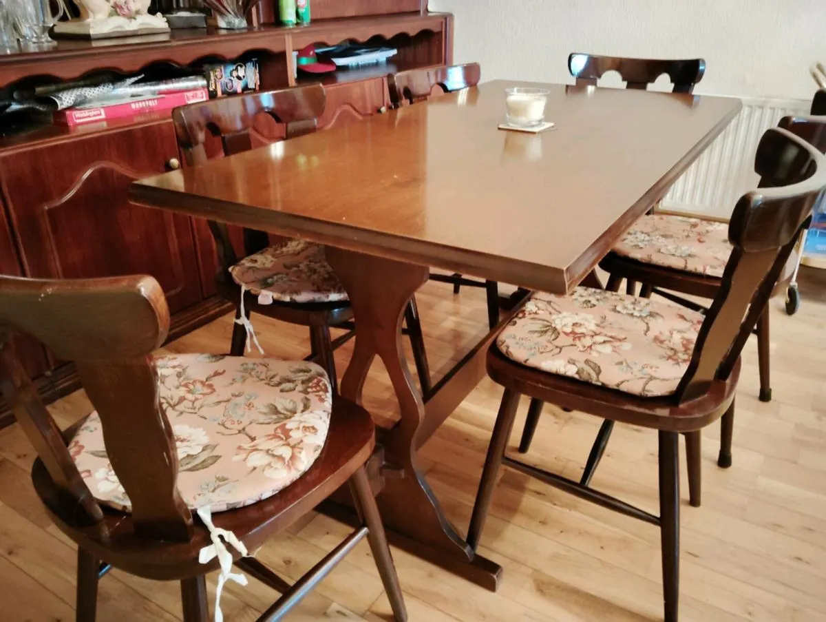 Table and chairs - Image 1