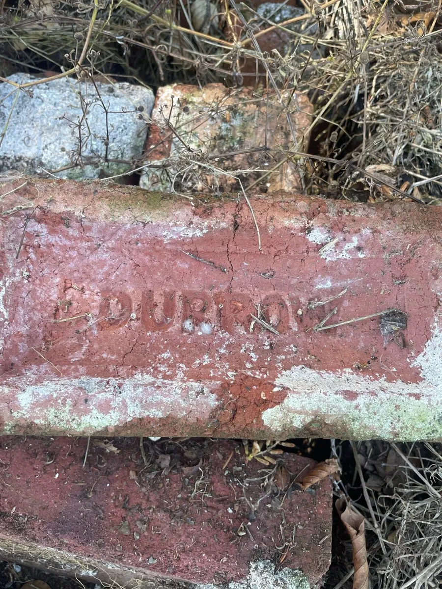 Salvaged red brick - Image 1