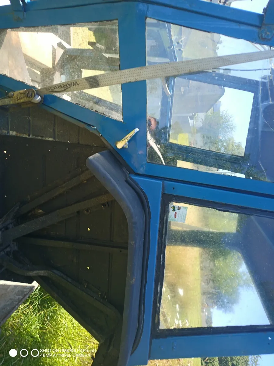 Tractor cab - Image 1