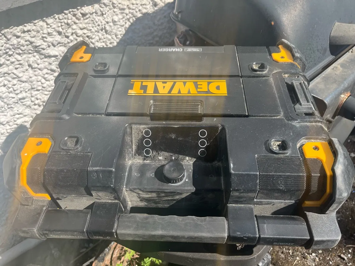 Dewalt T-stack Radio