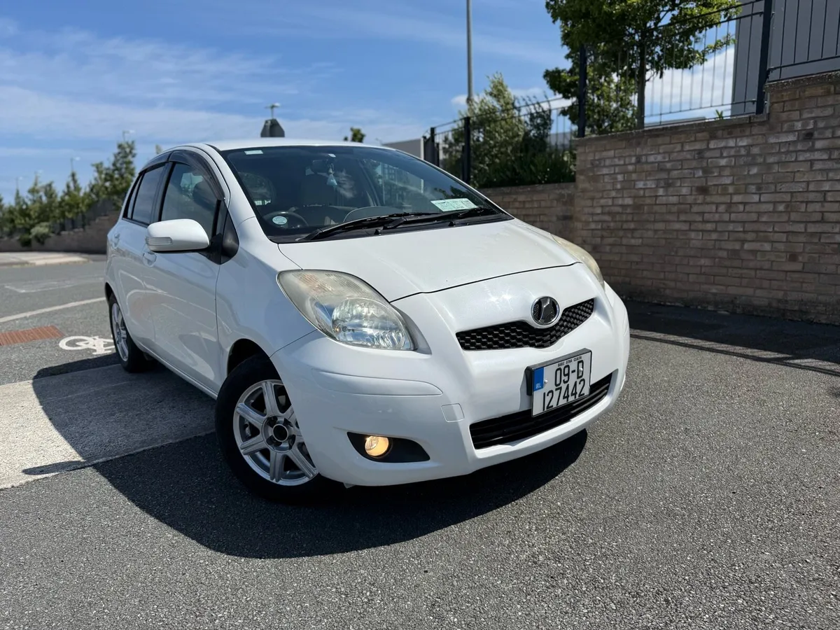 09 Toyota Vitz Yaris Automatic 1.3 - Image 2