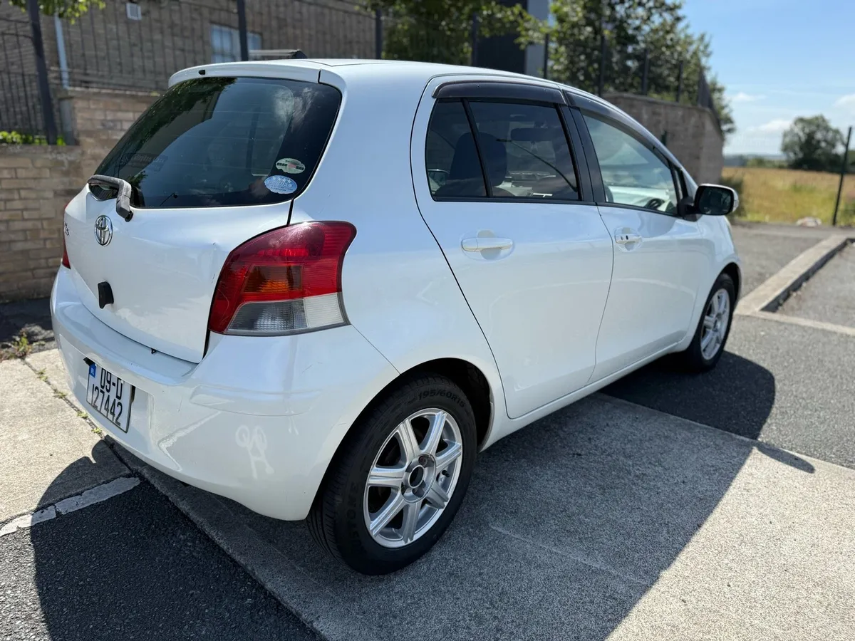09 Toyota Vitz Yaris Automatic 1.3 - Image 4