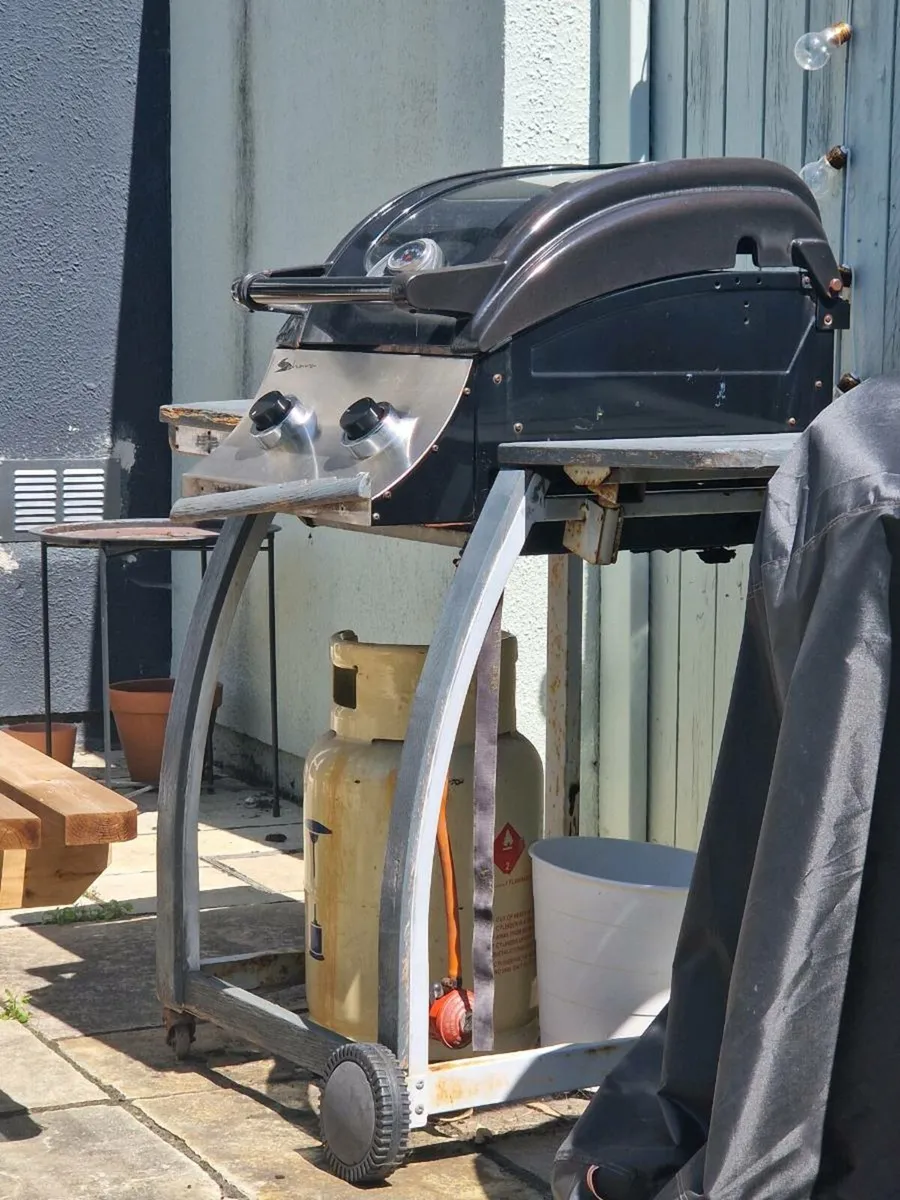 Sahara 2 burner BBQ with side stands FREE - Image 1