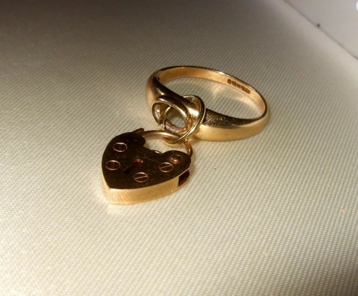 Vintage 9ct Gold Charm Ring - Image 2