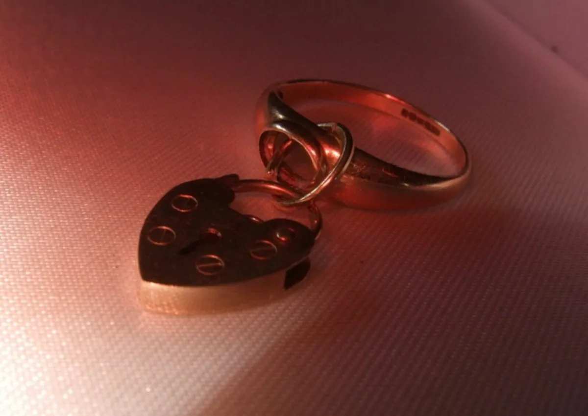 Vintage 9ct Gold Charm Ring - Image 3