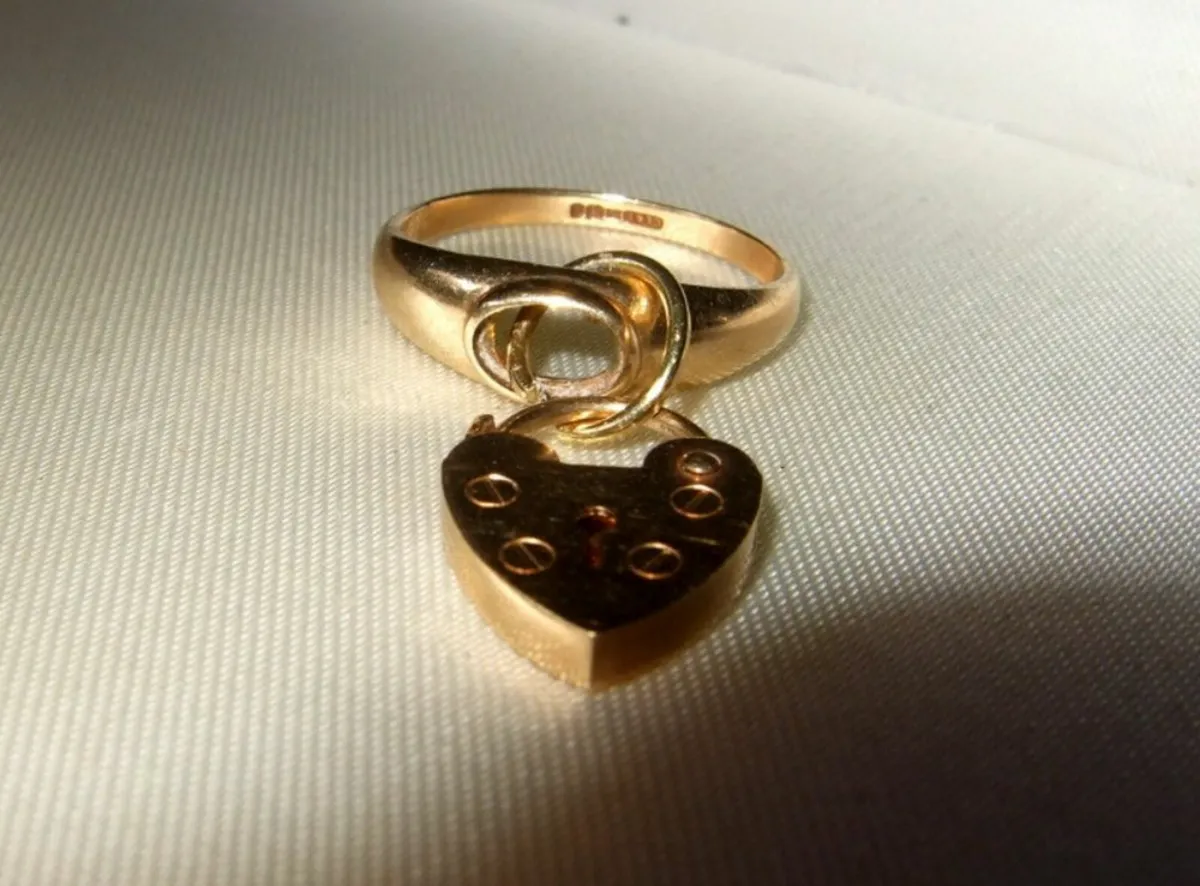 Vintage 9ct Gold Charm Ring - Image 4