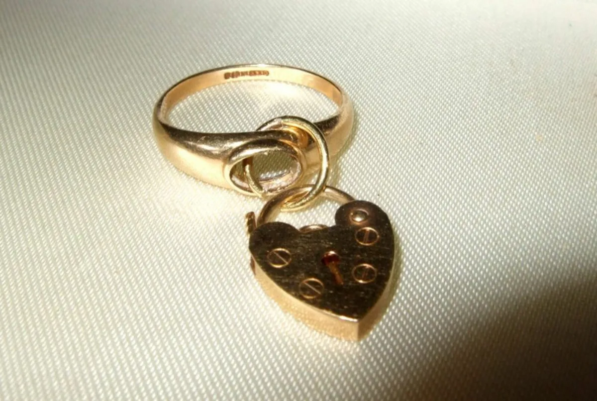 Vintage 9ct Gold Charm Ring - Image 1