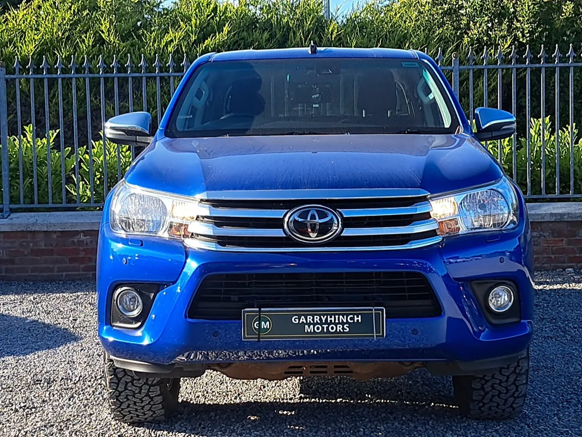 Toyota Hilux Crewcab 2.4 Diesel with towbar. - Image 2