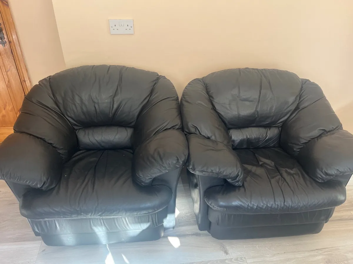 Black leather sofa - Image 2