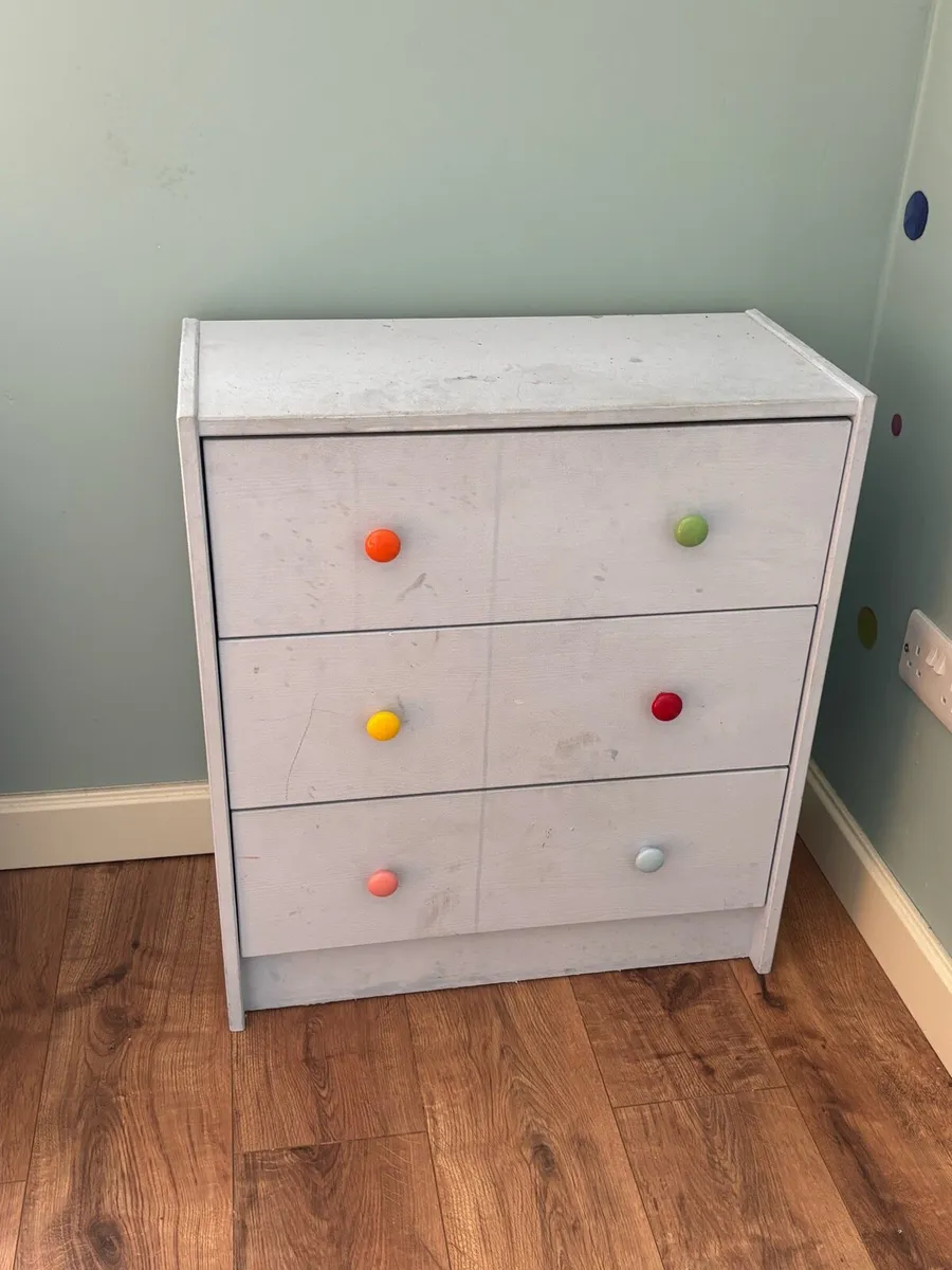 Chest of drawers