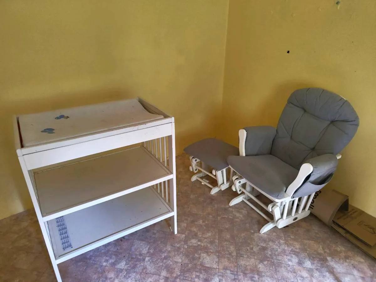 Changing table + rocking chair