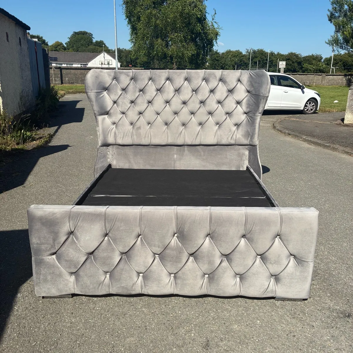 5ft King crushed velvet bed frame wingback - Image 1