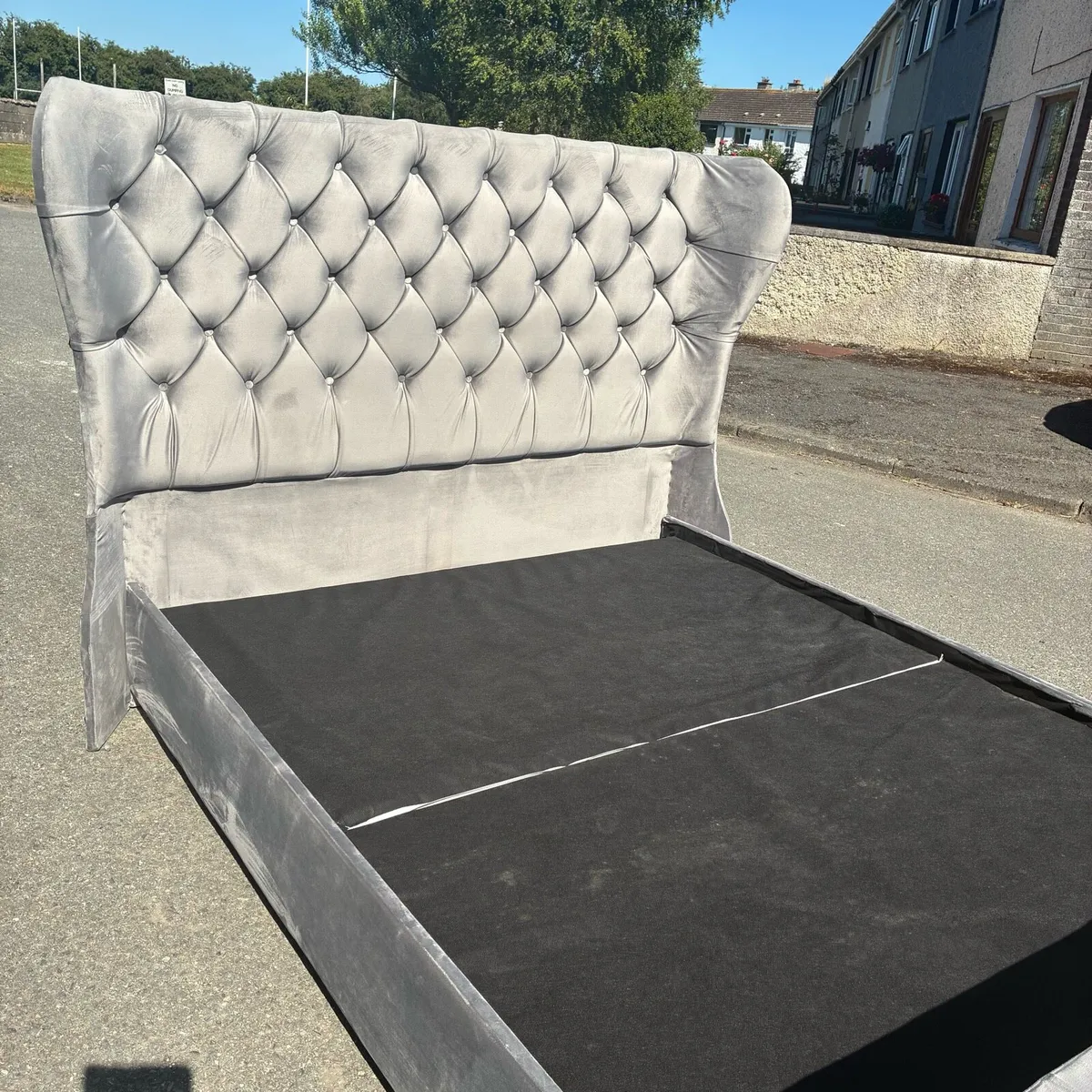 5ft King crushed velvet bed frame wingback - Image 2