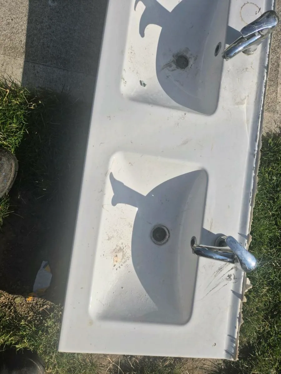 Double ceramic sink 45 inchs long by 18 inchs wide - Image 1