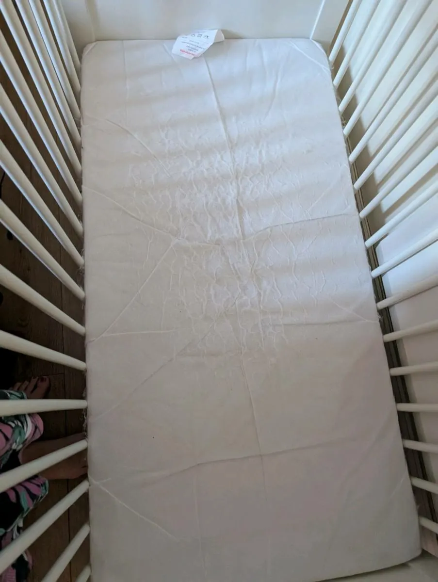 Crib +mattress+pillow+duvet - Image 2