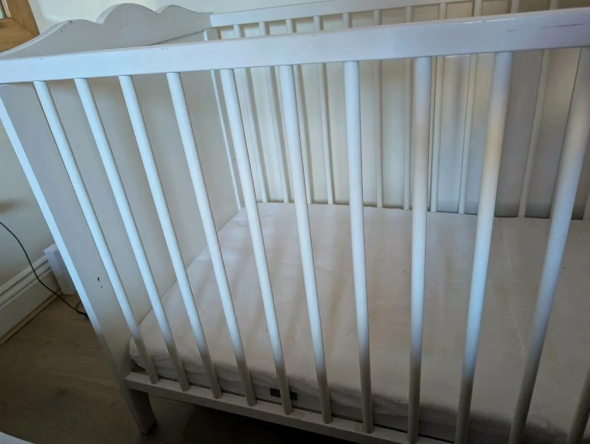Crib +mattress+pillow+duvet - Image 3