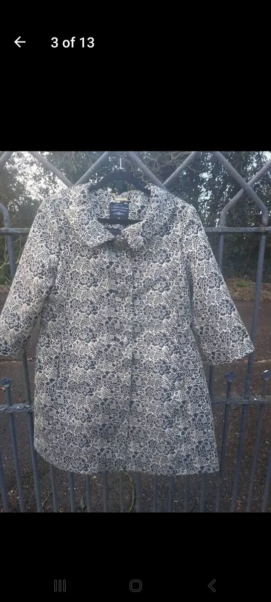 Black and gold metallic brocade coat (free post) - Image 3