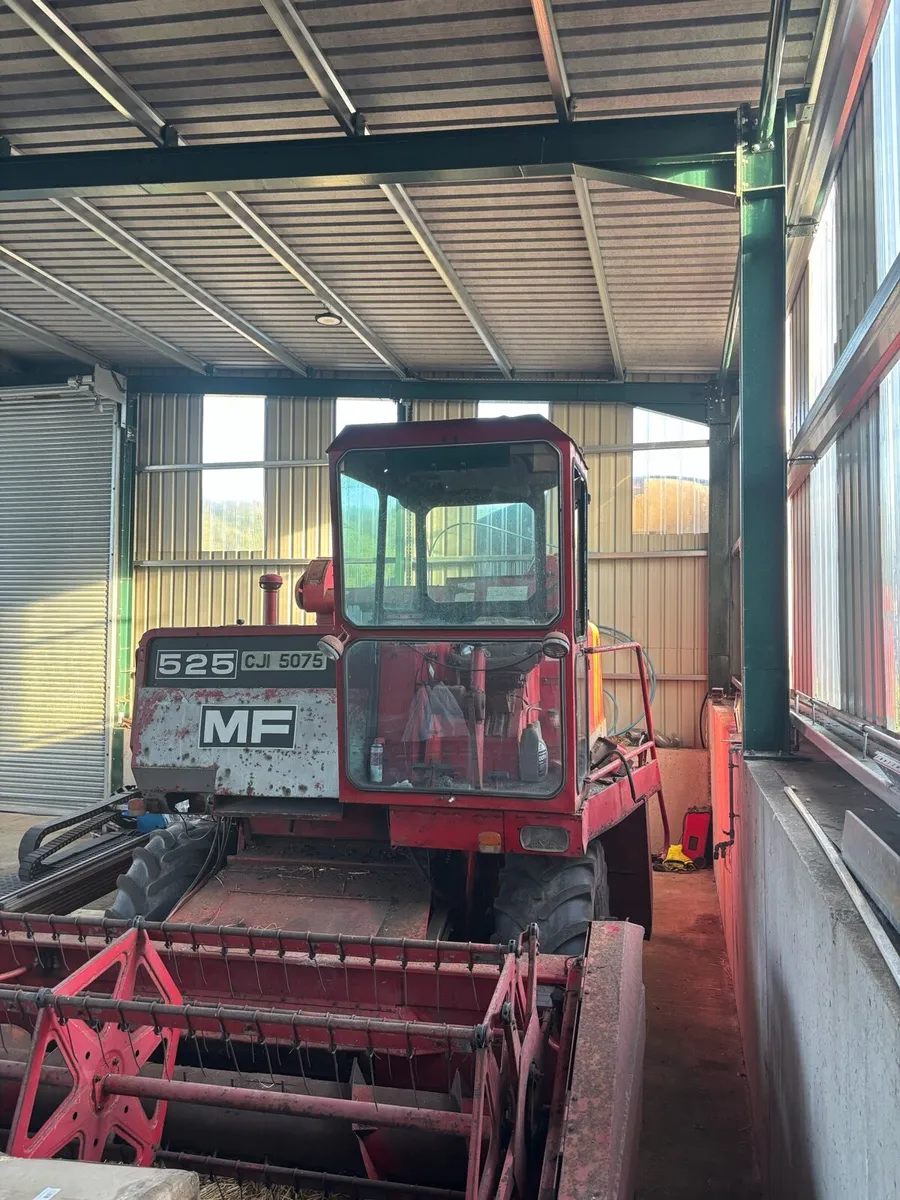 Massey 525 combine - Image 1