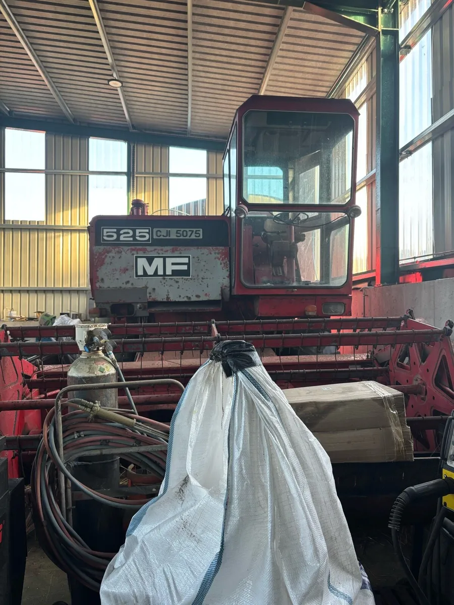 Massey 525 combine - Image 3