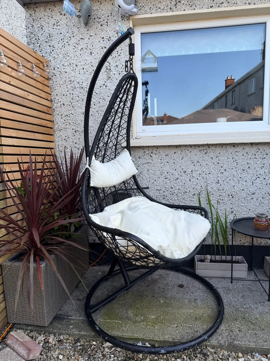 Egg chairs - Image 1