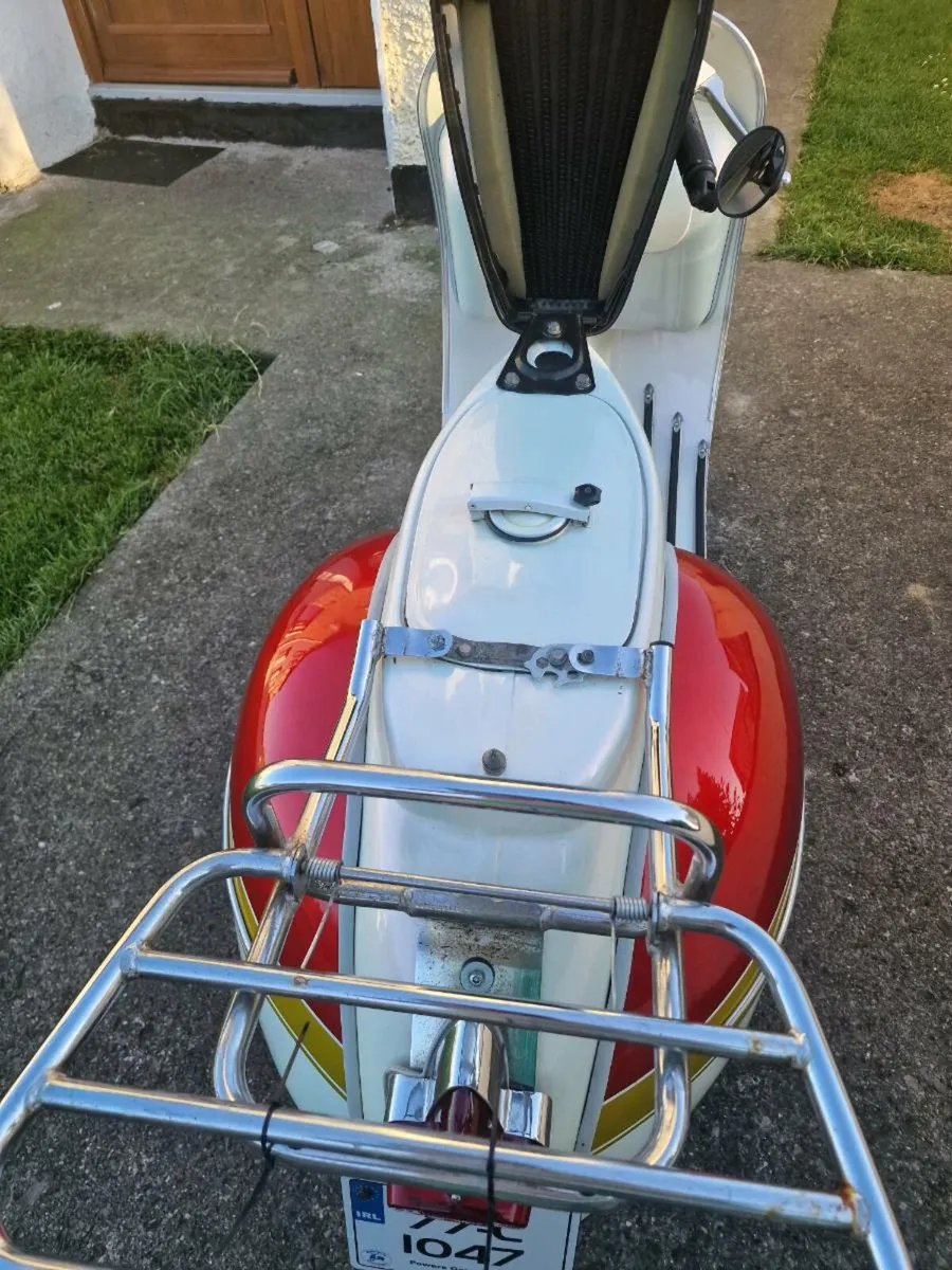 Vintage vespa scooter 150 - Image 4