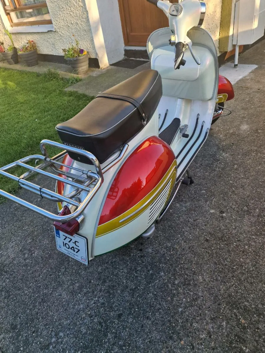 Vintage vespa scooter 150 - Image 3